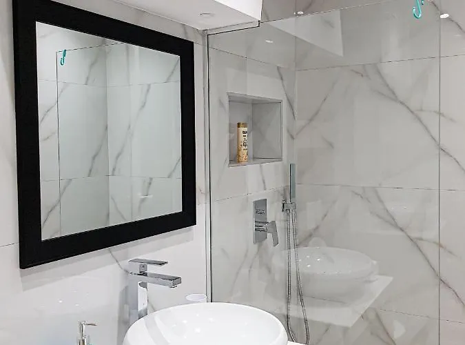 - Premium * ティラナ